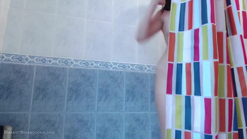 Очкастая девушка моется в ванной