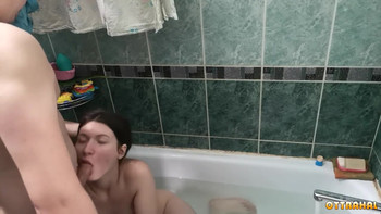 Сосалка из Саранска жёстко отсасывает в ванной