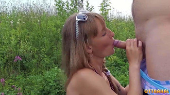 Sasha Bikeyeva на природе обсасывает пенис паренька и наедается спермой