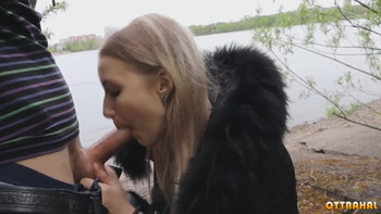 Анастасия Романовна теребонькает хуек пацыка ртом и трахается возле речки