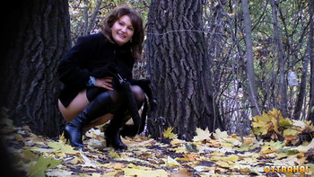 Писсинг зрелой тетки в лесу парка на скрытую камеру