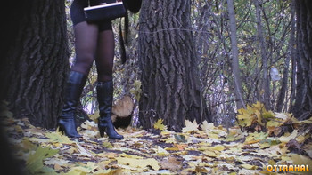 Писсинг зрелой тетки в лесу парка на скрытую камеру