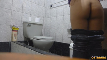 В туалете пацан пендюрит в жопу до спермы любовницу из Армении
