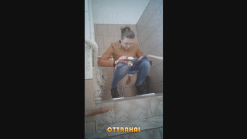 Туалетное подглядывание за однокурсницами скрытой камерой