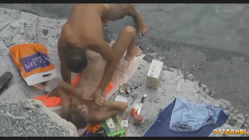 Страстный секс нудистов на пляже снимают скрытой камерой
