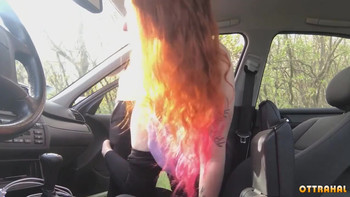 Рыжая хуесоска обсасывает болт на природе в машине