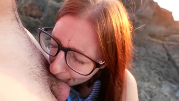 Очкастая девушка долбится в жопу в пикантном анальном ролике