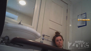 Малышка мастурбирует в туалете на работе. Подглядывание