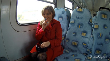 Голенькая шлюшка в колготках понравилась зрелому пассажиру в поезде