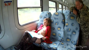 Голенькая шлюшка в колготках понравилась зрелому пассажиру в поезде