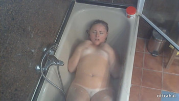 Упитанная сестра подрочила в ванной на скрытую камеру брата