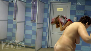 Голые дамы моются под душем в СПА салоне