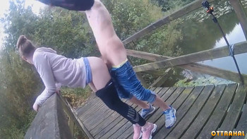 Деревенская молодежь трахается на деревянном мосту