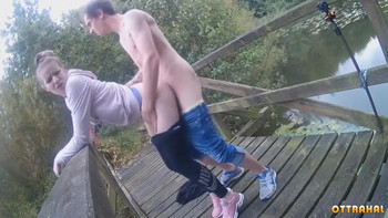 Деревенская молодежь трахается на деревянном мосту