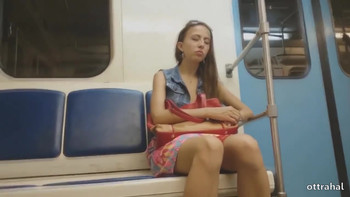 Подсмотрел под юбку спящей девушке в московском метро